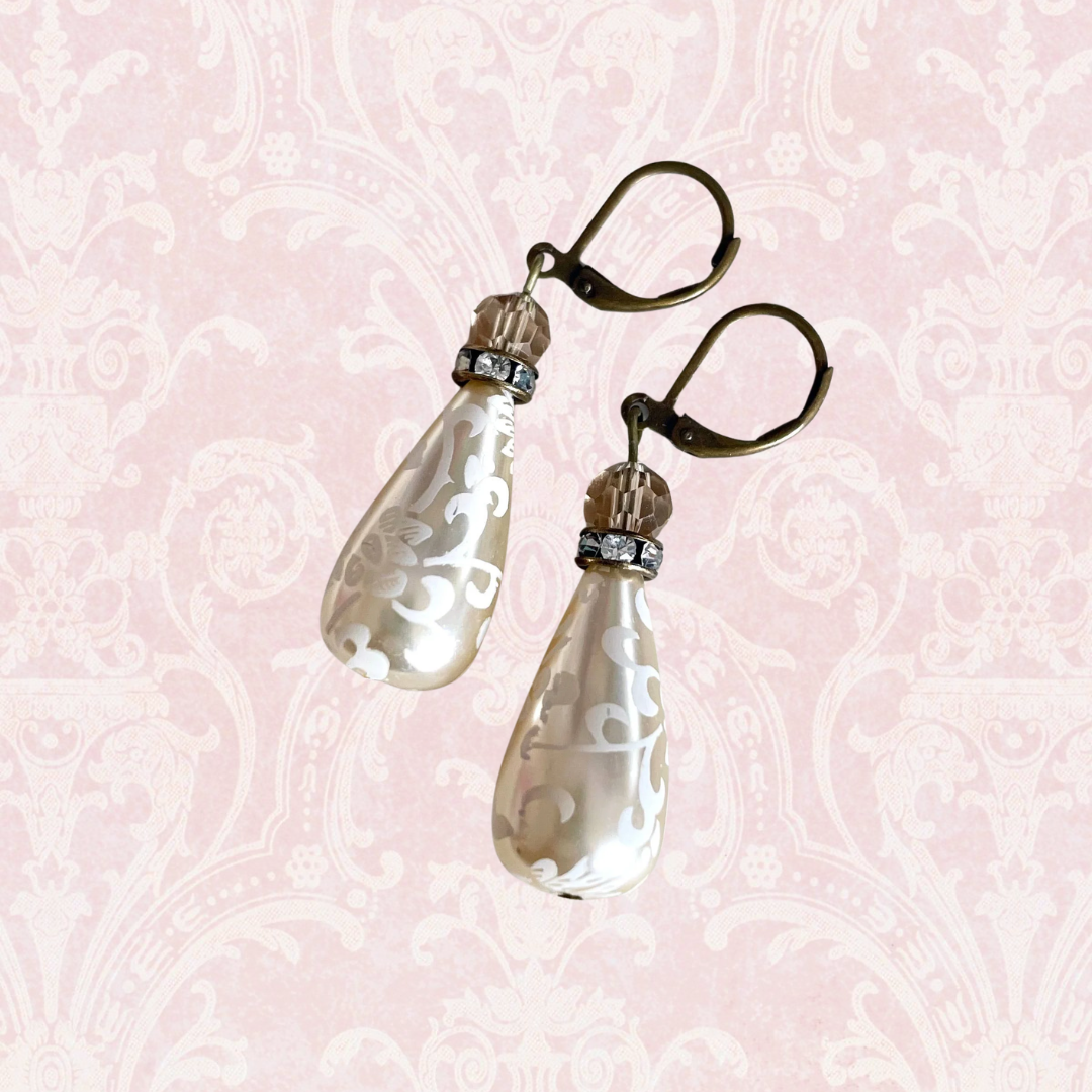 Floral Patterned Teardrop Pearl Earrings